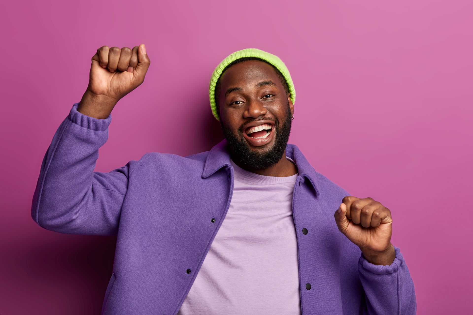 overjoyed-dark-skinned-man-clenches-fists-while-da-2025-01-24-02-38-50-utc.jpg